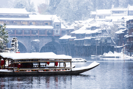 水墨凤凰古城雪景