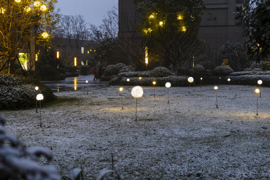 下雪夜晚灯光