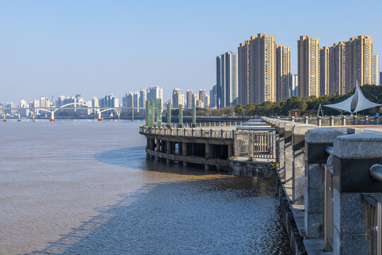 沿江建筑风光