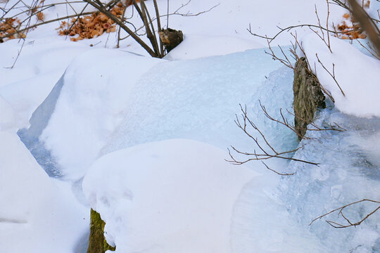 冬季山谷里被积雪覆盖的冰瀑布