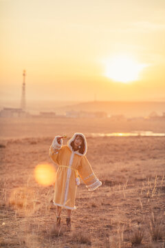 甘南藏族自治州甘加草原夕阳人像