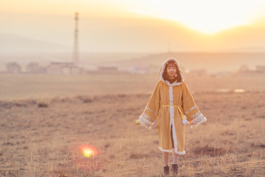 甘南藏族自治州甘加草原夕阳人像