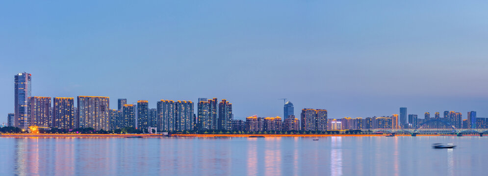 杭州钱塘江畔夜景