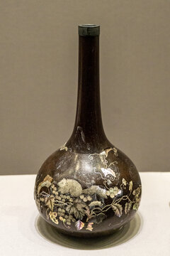 清代镶嵌螺钿松鼠葡萄天球瓶