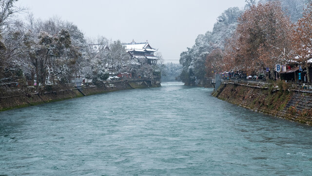 都江堰冬季下雪雪景