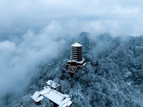 都江堰青城山顶峰雪景