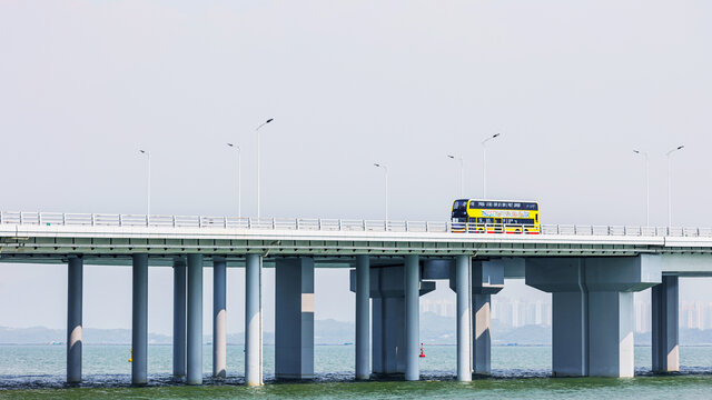 深圳湾公路大桥上的双层跨境巴士