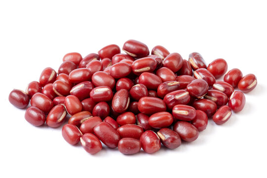 白色背景上的赤小豆