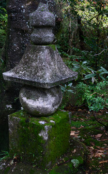 青苔石塔