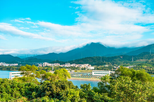 水库周边城市建筑