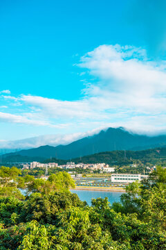 水库周边城市建筑村落