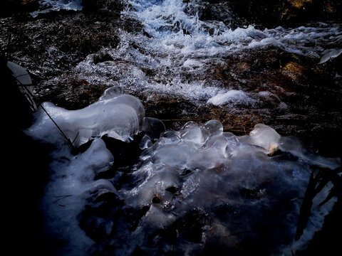 溪流结冰