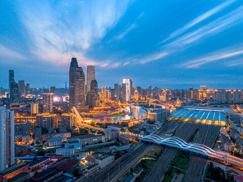 天津站火车轨道和海河夜景