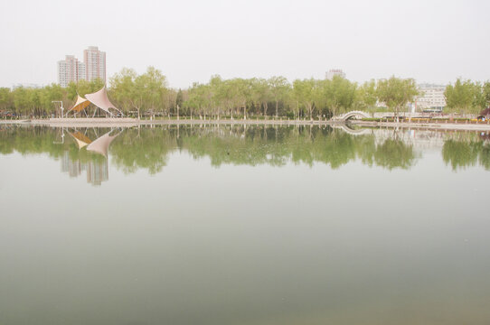 库尔勒天鹅河水面