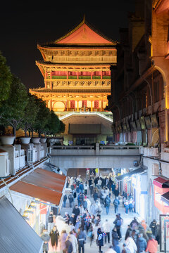 人声鼎沸的西安钟鼓楼街区夜景