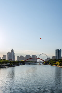 夕阳下中国天津海河天津眼风景