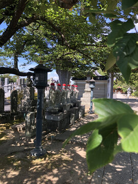 日本龙峰山大统寺里的献灯