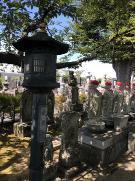 日本龙峰山大统寺里的献灯