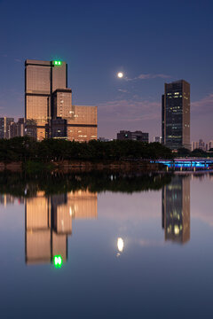 南沙凤起湖地标建筑与月亮风景