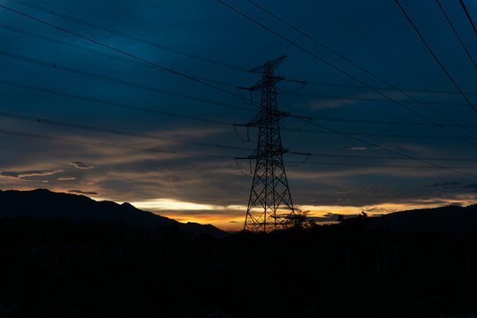 夕阳下的电力塔
