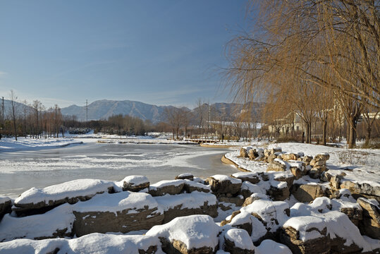 河北省石家庄市龙泉湖公园雪景