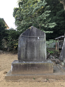 日本神社里的石碑