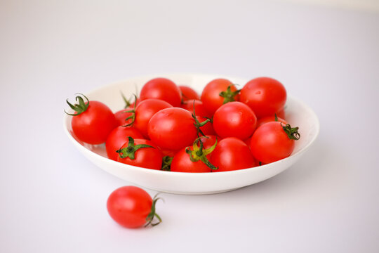 白色背景一盘子小番茄