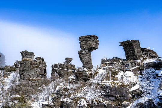 世界遗产梵净山冰凌雪景云海