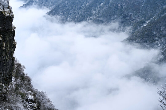 世界遗产梵净山冰凌雪景云海