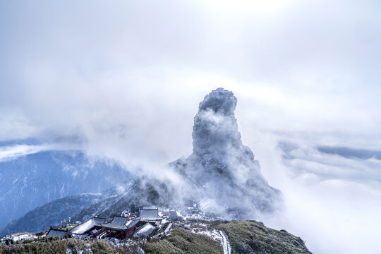 世界遗产梵净山冰凌雪景云海