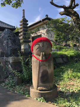 戴红帽子的日本萌和尚石雕