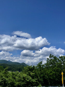 日本福岛蓝天白云下的风景