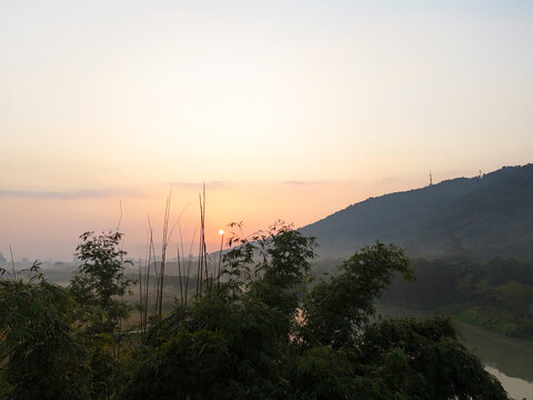 山区农村日出