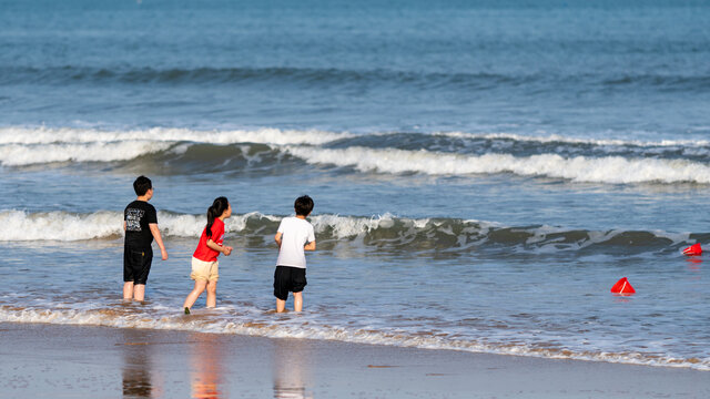 海边玩耍的儿童