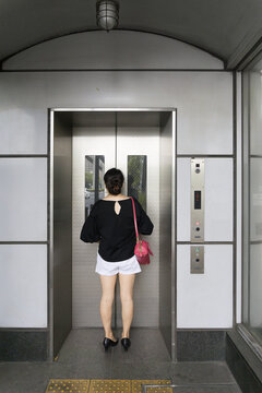 等电梯的女子