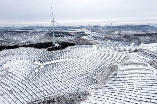 新能源发电站雪景