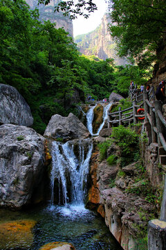 云台山瀑布山涧溪流