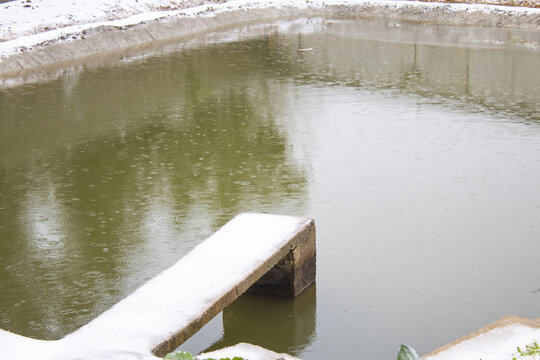 雪天池塘码头