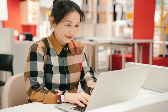 亚洲自由职业女性在电脑前办公