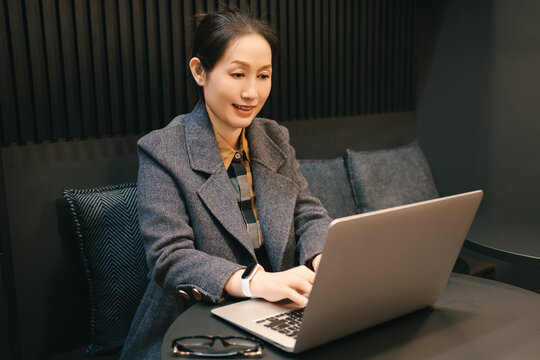 亚洲女性的在笔记本电脑前工作