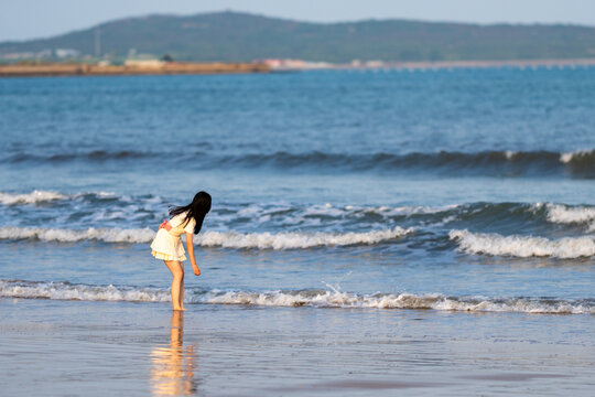 海边打水漂的美少女