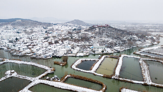 航拍微山湖畔徐州铜山套里村雪景