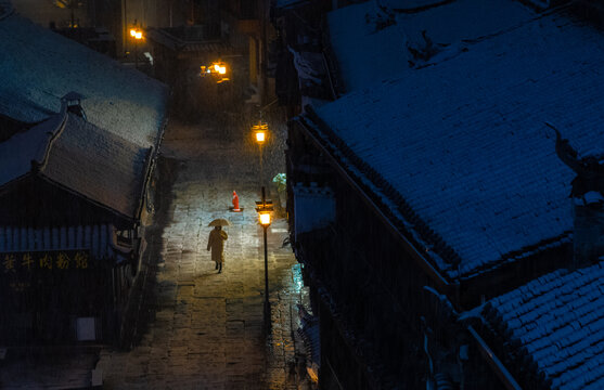 古城雪景夜色