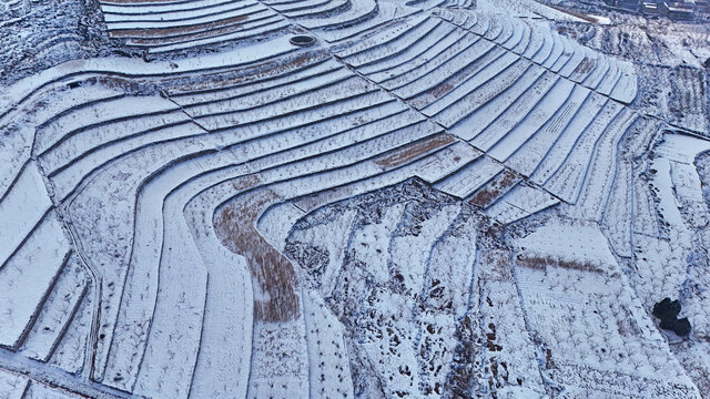 航拍山城街道梯田雪景