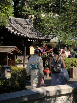 浅草寺内穿和服的日本美女