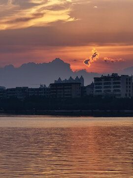 河畔夕阳