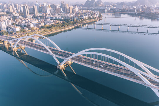 广西柳州柳江水面上的桥梁航拍