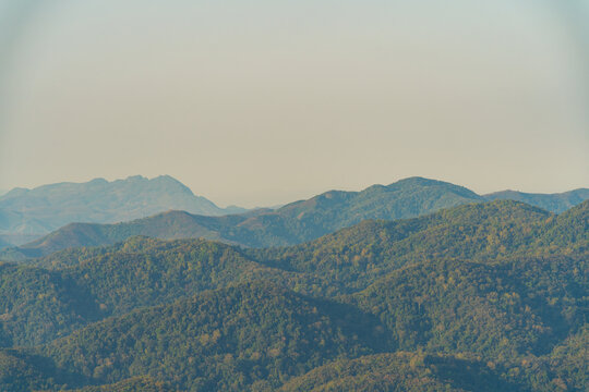 蓝天下的山景