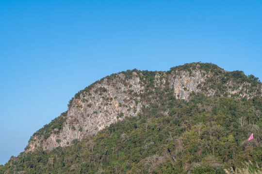 蓝天下的山景