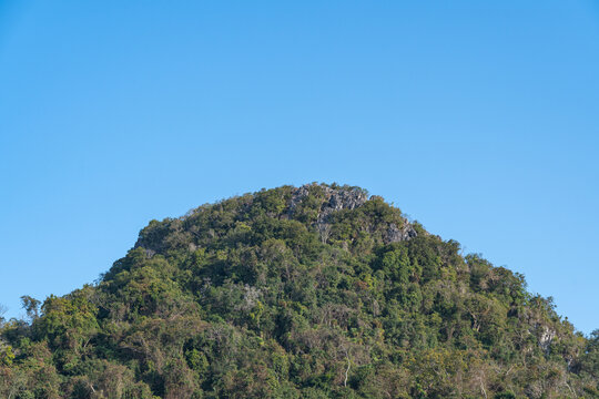 蓝天下的山景